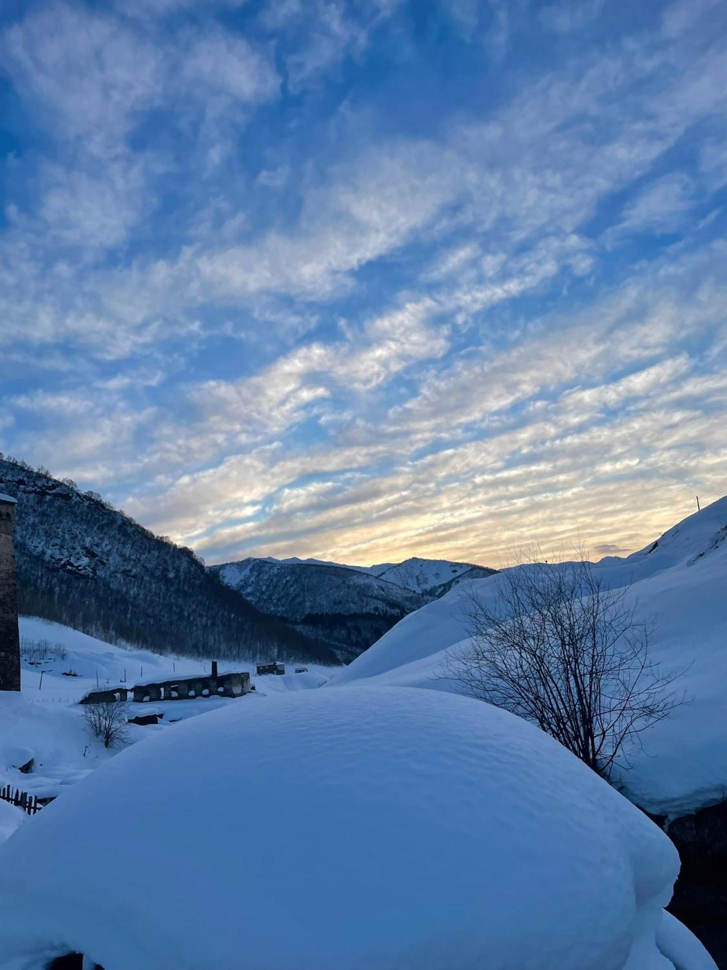 Old House Hotel Ushguli Buitenkant foto